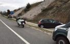 La Guardia Civil, junto al coche accidentado en Cizur.