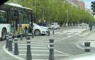 Un turismo cruzado delante de una villavesa en la avenida Pío XII