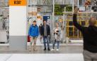 El actor Chino Darín visita Volkswagen Navarra y conoce cómo fabrican el T-Cross