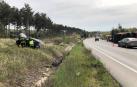 El camión, a la derecha, ha volcado y el coche ha quedado fuera de la calzada.