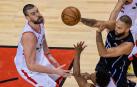 Marc Gasol y Kyle Lowry intentan detener una jugada de Evan Fournier.