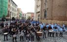 Sexta edición de la 'Rompida de la Hora' de Tudela en la que decenas de personas han hecho sonar sus tambores y bombos desde las 12:00 del mediodía en la plaza Vieja de Tudela.