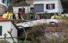 El autobús quedó encajonado entre una vivienda y una calle de la localidad de Canico, en la isla de Madeira.