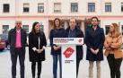 Los candidatos al Senado y Congreso de Navarra Suma, frente a la estación de Renfe en Pamplona.