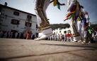 La tradición exige que los dantzaris recorran las calles y bajen también bailando el puerto de Ibañeta