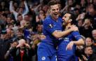 Azpilicueta se abraza a Pedro tras un tanto del delantero.