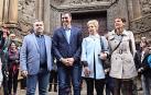 Santos Cerdán, Pedro Sánchez, Yolanda González, alcaldesa de Viana, y María Chivite, ante la iglesia de Santa María de la Asunción de Viana.