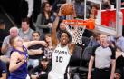 DeMar DeRozan machaca la canasta ante la mirada de Jokic.