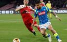 Monreal disputa un balón a Lorenzo.