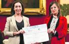 La jefa del servicio de Farmacia Maite Sarobe (izda) recoge el premio.