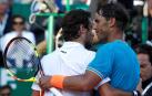 Rafa Nadal consuela a Guido Pella tras su partido en Montecarlo.
