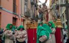 Los portadores del 'Ecce Homo' esperan en la calle Dormitalería la salida de la procesión del Santo Entierro