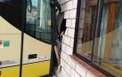 Un autobús se empotra en Milagro contra una casa