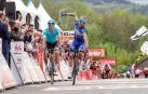 Alaphilippe celebra su victoria en el Muro de Huy ante el danés Jakob Fuglsang.