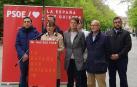 La número dos del PSN al Congreso de los Diputados, Conchi Ruiz, en un acto de campaña en el Paseo Sarasate de Pamplona