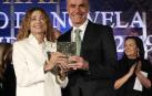 La escritora Angela Becerra recibe el premio de novela Fernando Lara