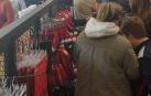La tienda de Osasuna se ha visto desbordada por los aficionados que se querían sumar a la campaña #sueñaenrojo