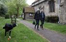 Theresa May y su marido Phillip, tras salir de la iglesia en High Wycombe.