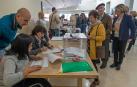 Votantes en un colegio electoral de Estella