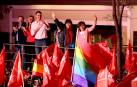 Los gritos de "Con Rivera no" marcan una noche histórica para el PSOE