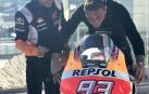 Márquez le enseña los secretos de su moto al futbolista Joaquín