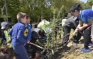 Escolares pamploneses plantan árboles en el Parque fluvial