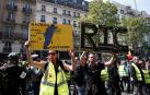 Enfrentamientos entre la policía francesa y grupos de manifestantes en París durante las marchas del 1 de mayo.