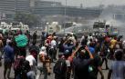 El autoproclamado "presidente encargado" de Venezuela, Juan Guaidó, y el también líder opositor Leopoldo López se han puesto a la cabeza de una gran marcha ciudadana por Caracas horas después de anunciar el arranque de la 'Operación Libertad' con la que pretenden derrocar al Gobierno de Nicolás Maduro.