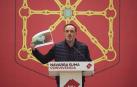 José Javier Esparza durante el acto político de campaña en el Monumento a los Fueros en Pamplona.