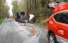 Un camión cisterna vuelca en Jauntsarats y derrama 25.000 litros de leche en la carretera