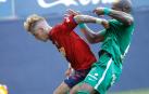 Brandon protege el balón ante Babin en el partido de ida entre Osasuna y Sporting.