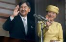 El emperador Naruhito y su esposa Masako saludan desde el Palacio Imperial de Tokio.