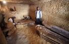 Arqueólogos egiptos trabajan en las tumba halladas en el desierto de Guiza.