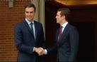 Sánchez recibe a Casado en La Moncloa con un apretón de manos