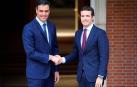 Sánchez y Casado, en la puerta de la Moncloa.