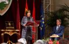 Barkos, durante su discurso en la entrega del galardón de Tomás Yerro, sentado junto a ella.