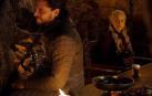 Imagen del vaso sobre la mesa junto al personaje de Daenerys Targaryen.