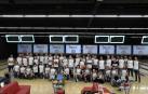 Los dieciséis equipos que accedieron a la final de bolos.