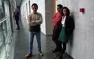 Carlos Couso, Rubén Velasco y Laura Pérez, en los pasillos del Parlamento.