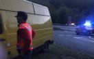 Un agente de la Policía Foral junto a la furgoneta que conducían la pareja de franceses.