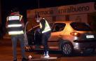 Agentes de la Policía Científica examinan el vehículo en el que un hombre ha tratado de degollar a una mujer en Zaragoza.