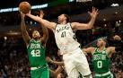 Mirotic disputa el rebote a Al Horford.