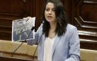 La líder de Ciudadanos en Cataluña, Inés Arrimadas, muestra una imagen de las pintadas que han aparecido ante su domicilio.