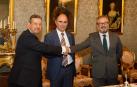 Antonio de la Torre, Manu Ayerdi y Julio Castro, tras la firma del acuerdo.