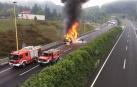 Una grúa de gran tonelaje arde en la N-I en Navarra