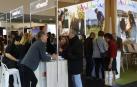 Numerosos visitantes en la XVI Feria Internacional del Turismo cogiendo información en uno de los stands de Gran Canaria.