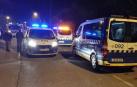 Varias furgonetas de la Policía Municipal de Pamplona, en el lugar del incencio en Buztintxuri.