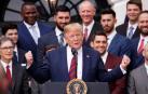El presidente de los Estados Unidos, Donald Trump, habla durante una ceremonia en honor a los Red Socks de Boston.