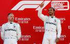 El piloto británico de Mercedes, Lewis Hamilton, celebra en el podio de Montmeló su victoria ante Bottas