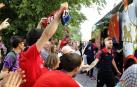 Aficionados de Osasuna reciben al autobús